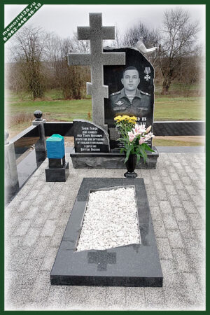 В 44 памятник военным с крестом