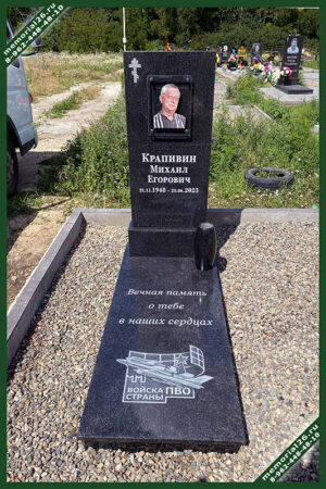 Г 82 памятник летчику из гранита с портретом на стекле