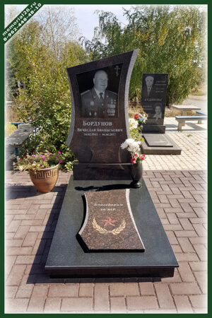 КМ 16 памятник из цветного гранита