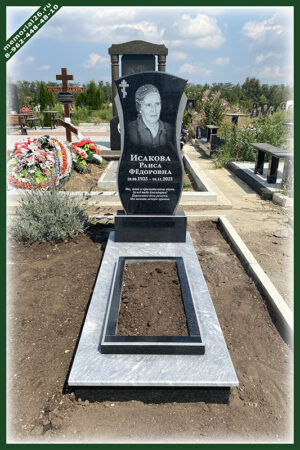 КМ 21 памятник из цветного гранита