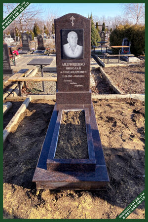 КМ 23 памятник из цветного гранита