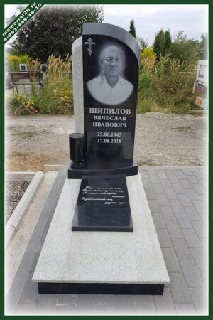 КМ 30 памятник из цветного гранита