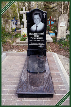 КМ 43 памятник из цветного гранита