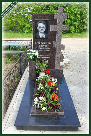 КМ 46 памятник из цветного гранита