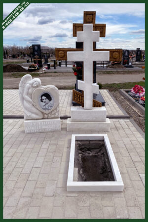 М 01 памятник крест из мрамора с ангелом и цветником