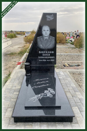 В 50 памятник военному в форме крыла самолёта