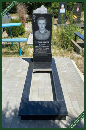 Г100 – простой памятник из камня с открытой гробничкой