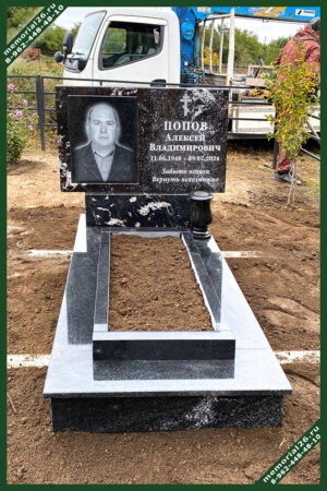 ГОР 12 надгробный небольшой памятник из гранатового амфиболита с открытой гробницей