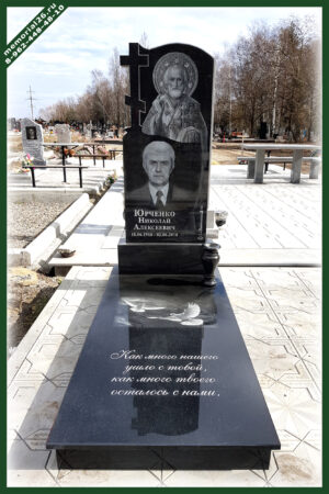 СК 12 | памятник мужчине с иконой и с голубями
