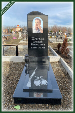 Памятник черный с птицами