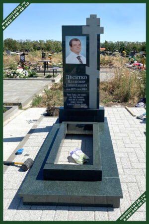 Памятник зелёного цвета 2