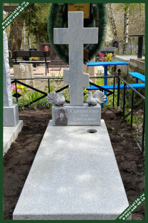 Памятник с голубем