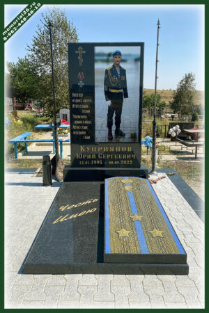 Памятник из черного гранита участнику СВО
